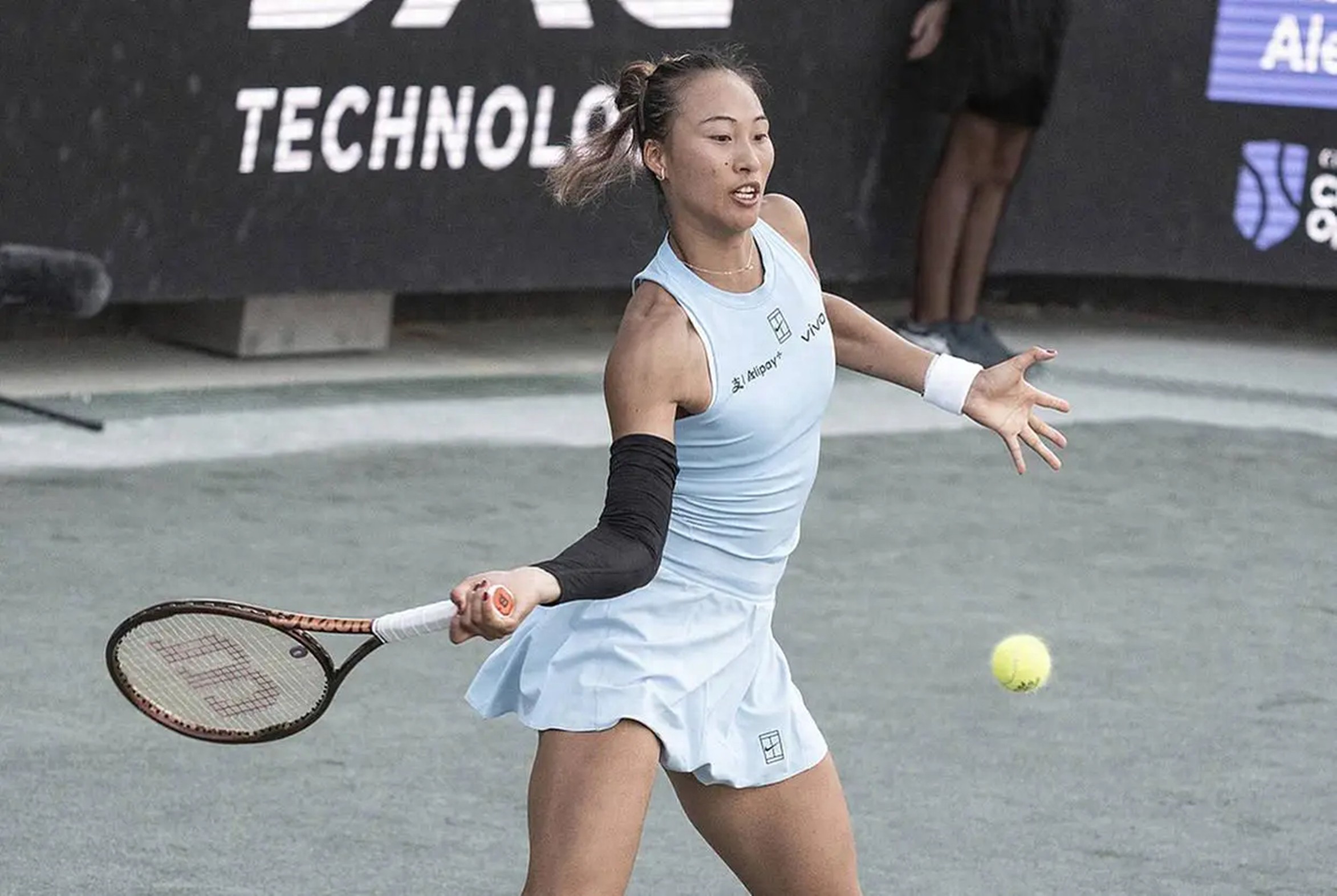 网球大师赛:传奇选手再度问鼎王座 网球大师赛:传奇选手再度问鼎王座