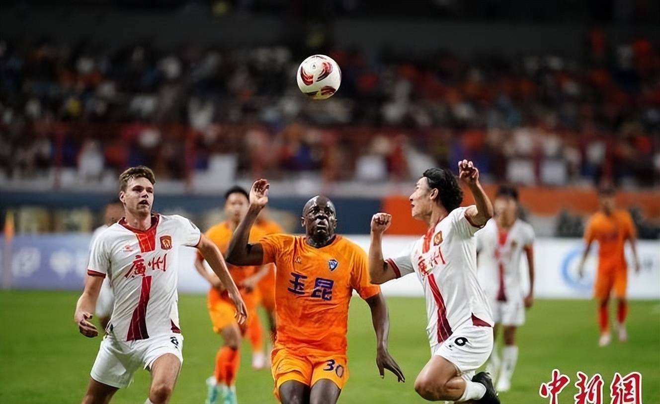 爱游戏APP:中超俱乐部：加强球迷文化建设，营造良好足球氛围的简单介绍