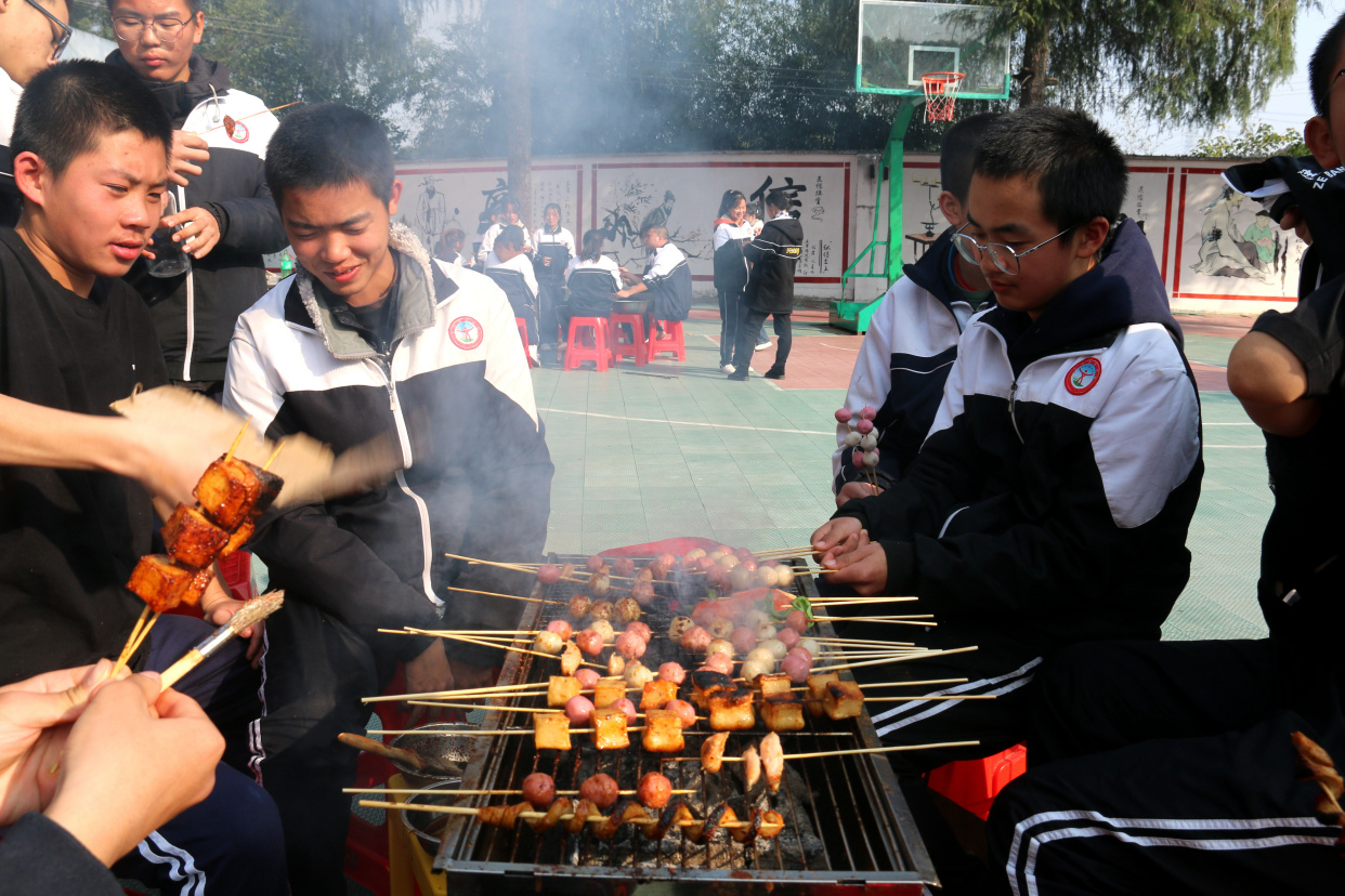 包含爱游戏:体育活动对青少年的正面影响，家长的看法的词条